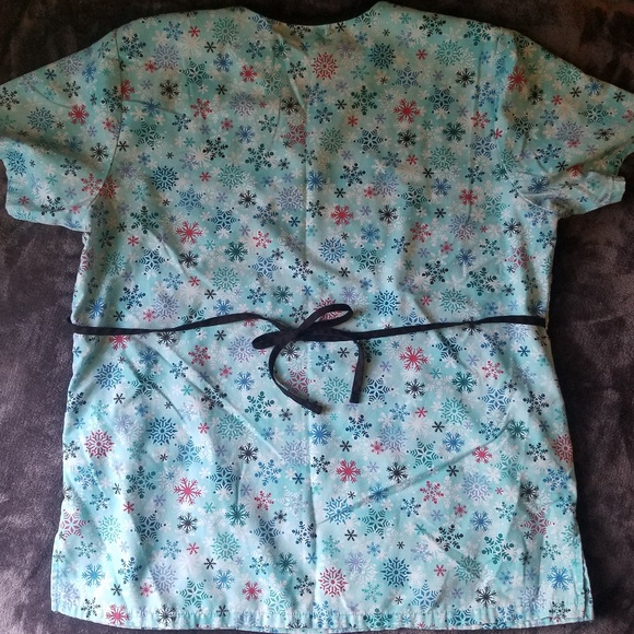 Medium snowflake themed scrub tops - Picture 5 of 7